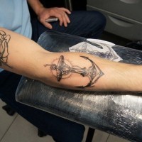 Schwarzweißer verzierter Anker mit Auge Tattoo für Männer am Unterarm