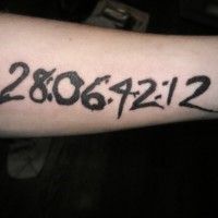 Tattoo von schwarzen Zahlen am Arm