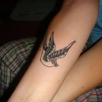 Tatuaje en el antebrazo, ave bonita que vuela