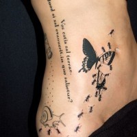 Tatuaje en el estómago, bandada de hormigas y mariposa, tinta negra