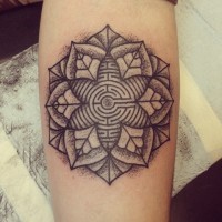 inchiostro nero fiore mandala con labirinto tatuaggio su braccio