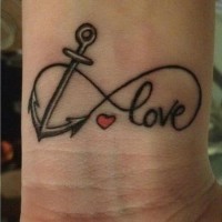 ancora nera infinito con parola amore e cuore tatuaggio su polso