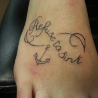 Tatuaje en el pie,  ancla con inscripción rehuso a hundirme