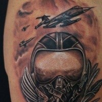 Schwarzer und grauer moderner Pilot tattooccombend mit Kampfflugzeugen
