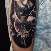 Tatuagem braço preto e branco do rosto fantasma