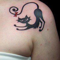 Tatuaje en el hombro, gato juguetón con lazo en la cola