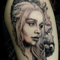 Tatuaggio Daenerys grigio nero di adam stoner