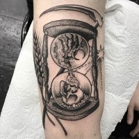 Reloj de arena gris negro con tatuaje muerto