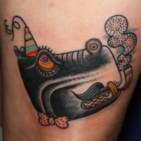 Tatuaje  de hipopótamo extraño con pipa