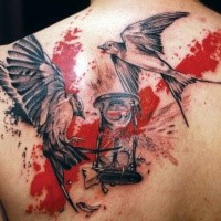 Schwarz rote Vögel mit Sanduhr Trash Polka Tattoo auf dem Rücken