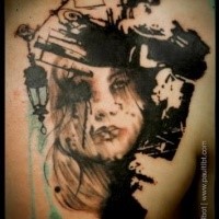 Tatuaje de retrato de mujer grande de estilo Blackwork en escapulario