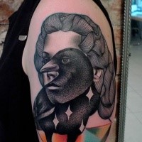 Look alla moda in stile blackwork dipinto dal tatuaggio della donna Mariusz Trubisz in combinazione con il corvo
