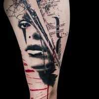 El tatuaje pintado original del estilo de Blackwork de la cara de la mujer se combinó con letras