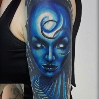 Tatuaje de mujer alian azul en el hombro