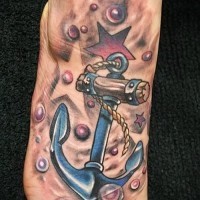 Blauer Anker mit  rotem Stern und Blasen Tattoo am Fuß