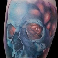 Tatuaggio con teschio blu sulla spalla