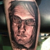 Breathtaking very realistic painted leg tattoo of man with glasses
