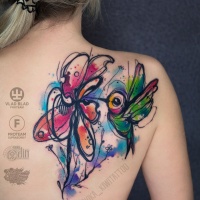 Acuarela brillante colibri y tatuaje de la flor en el hombro de la mujer