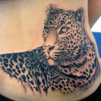 brillante stile nero e bianco naturale animale leopardo tatuaggio su parte bassa della schiena