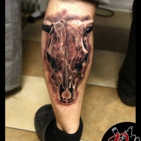Toro cranio tatuato sulla gamba
