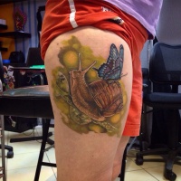 Mariposa en tatuaje de caracol en la pierna