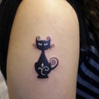 Tatuaggio piccolo sul deltoide il gattino nero