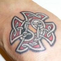 Tatuaggio colorato sul braccio  il disegno in stile Yin-Yang