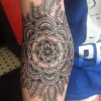 elegante bianco nero fiore mandala tatuaggio su braccio