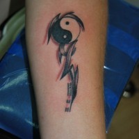 Tatuaggio sul braccio il disegno in stile Yin-Yang
