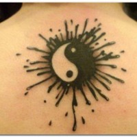 Tatuaje en la espalda, yin yang en manchas negras