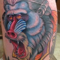 Tatuaje en la pierna, babuino divino con peluca