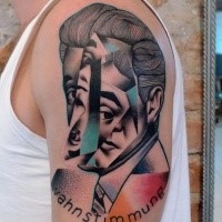 Tatuagem de braço colorido estilo abstrato de retrato de homem por Mariusz Trubisz