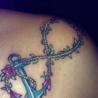Farbiger Anker Unendlichkeitssymbol mit Seil und Blumen Tattoo an der Schulter