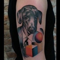 Color diseñado por Mariusz Trubisz tatuaje de brazo superior de humano con cabeza de perro y figuras geométricas