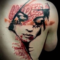 Tatuaggio colorato di volto di donna combinato con graffity
