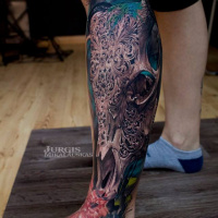 Colorful and detailed skull tattoo on leg