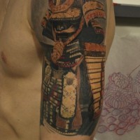 Tatuaje en el brazo, estatua de guerrero japonés