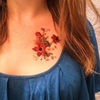 Tatuaje en el pecho, 
flores rojas vintage