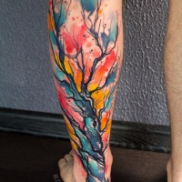 Tatuaggio sull'albero ad acquerello colorato sulla gamba