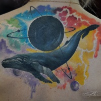 Colorfull whale in space tattoo sulla parte superiore della schiena