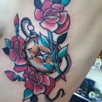 Tatuaje en las costillas,
flores con compás, diseño multicolor