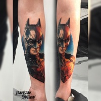 Raffreddare il tatuaggio di Batman sull'avambraccio