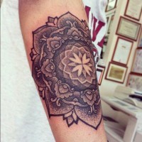 carina bianca nera fiore mandala tatuaggio su braccio
