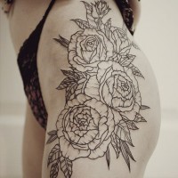 Coole rosafarbene Blumen mit schwarzer Kontur Tattoo am Oberschenkel