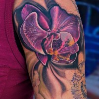 fresco luminoso fiore tropicale colore viola tatuaggio su braccio superiore
