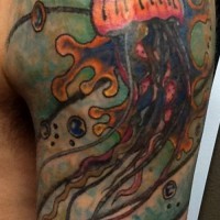 Tatuaje en el brazo, medusa abigarrada en el mar
