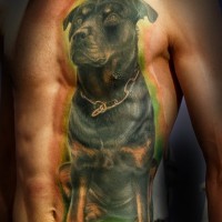 Tatuaje  de rottweiler  con silueta verde en el pecho y el vientre
