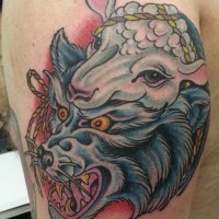 Tatuaje en el brazo,
lobo feroz en la piel de oveja