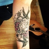Cooles mädchenhaftes Tattoo von Uhr mit Blumen und Vögeln am Unterarm