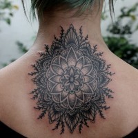 bello interessante fiore mandala inchiostro nero tatuaggio sulla schiena
